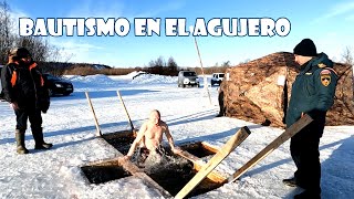 Cómo nada la gente en el agujero de hielo en la Epifanía bautismo agujero Rusia [upl. by Oir429]