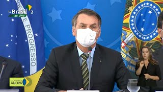 De máscara Bolsonaro pede para evitar histeria  AFP [upl. by Nerual]