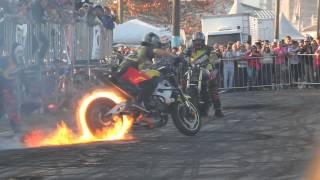 Pneu de moto pegando fogo  Starboys  Motonave 300814 [upl. by Liam291]