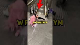 Sprawdź TO przed wejściem na schody ruchome 😨 shorts viral [upl. by Elisabetta533]