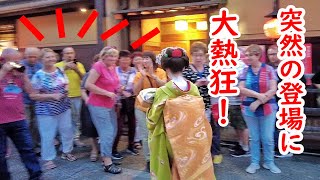 2023928 突然現れた美しい舞妓さんに 外国人観光客が熱狂！夜の祇園 美しい所作 舞妓さんのご挨拶にうっとり [upl. by Obara]