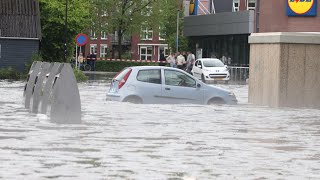 Wolkbreuk boven Buitenpost veel schade en ondergelopen straten auto weggezakt bij Lidl [upl. by Nadbus]