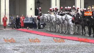 MATTARELLA ACCOLTO DA BRICIOLA IL CANE DEI CORAZZIERI AL QUIRINALE [upl. by Pernick]