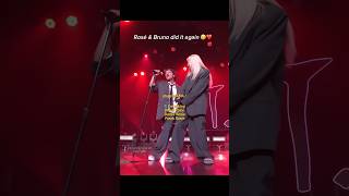 Rosé sings along to Brunos changed lyrics 🤣 blackpink rosé [upl. by Rodablas]