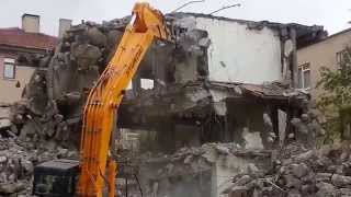 bu kepçe operatörü işini biliyor excavator demolishing building [upl. by Salchunas]