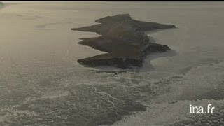 Sibérie lac Baïkal  île enserrée dans les glaces [upl. by Norabel859]