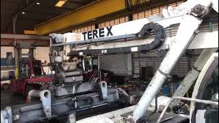 Teste de comandos com jump de bombas hidráulicas entre Reach Stacker Terex [upl. by Mccormick]