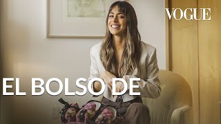 Tini Stoessel lleva de todo en su bolso de viaje  El bolso de  Vogue México y Latinoamérica [upl. by Hollerman595]