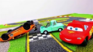 Flash Mcqueen fait la course  Vidéo avec voitures pour enfants [upl. by Busey]