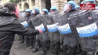 Cortei primo maggio a Torino la polizia carica lo spezzone degli autonomi [upl. by Rehotsirk]