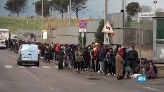 Roma in fila per giorni davanti allufficio immigrazione per un documento [upl. by Salohci674]