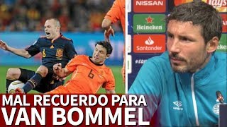 A Van Bommel le preguntan por Iniesta y la final de 2010 y no le hace ni pizca de gracia [upl. by Aerol]