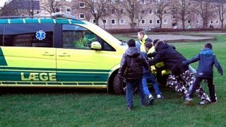 050114 Unge på Motalavej hjælper fastkørt lægeambulance [upl. by Holloway96]