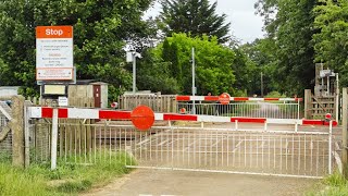 Rare Crossing Ashwell Gatehouse Level Crossing Rutland [upl. by Vasiliki952]