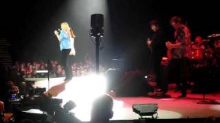 Reba amp Melissa Peterman perform quotI am a Survivorquot Las Vegas Feb 2010 [upl. by Trinl]