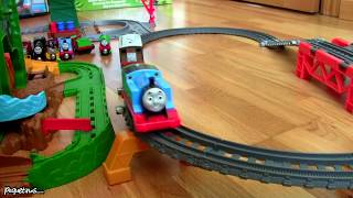 👉🚂 THOMAS and FRIENDS 🚂 Thomas y sus AMIGOS en español jugando con CIRCUITO LA SELVA y Cranky🚂🏗 [upl. by Hamimej]