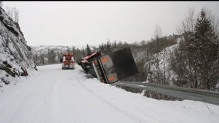 LKW stürzt 60 Meter tief Fahrer überlebt [upl. by Ybbor]