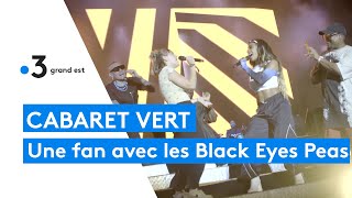 Cabaret vert  une fan monte sur scène pour chanter avec les Black Eyed Peas [upl. by Enidualc]