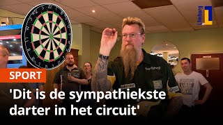 Dartfenomeen Simon Whitlock neemt in Ulestraten deel aan darttoernooi 🎯  1Limburg [upl. by Siuluj]