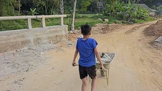 A lonely boy carrying rocks on a onewheeled tortoise cart had an accident [upl. by Yffub]