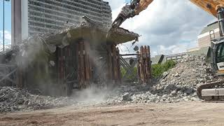 Abriss der Hochstraße Die Bagger beißen sich wieder in die Brücke [upl. by Eenal]