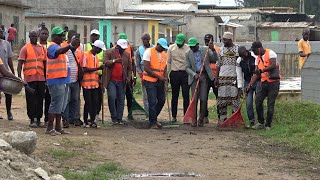 Les ferrailleurs d’Abobo nettoient les abords du canal qui traversent la casse [upl. by Ennahoj937]