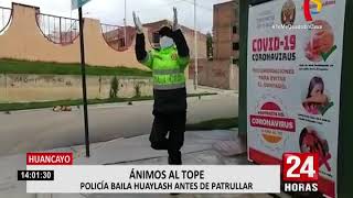 Huancayo policía baila huaylash para alentar a sus compañeros antes de patrullar [upl. by Rehpotsirhcnhoj]