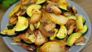 Bratkartoffeln mit Pilzen und Zucchini in einer Pfanne Ein einfaches und köstliches Abendessen [upl. by Nylakcaj]