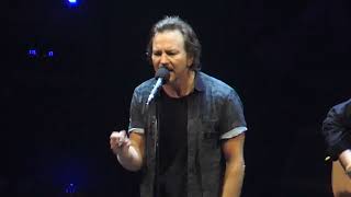 EDDIE VEDDER  GLEN HANSARD FALLING SLOWLY live in CHICAGO night 2 Auditorium Theatre 2102022 [upl. by Yelhak]