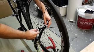 Vorderrad ausbauen und einbauen am Rennrad  Einfach amp Schnell Fixie Singlespeed Schnellspanner [upl. by Htennaj]