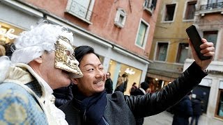 Con la festa sullacqua si apre il Carnevale di Venezia [upl. by Teerprah563]