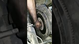 How to flywheel nut bolt openingisuzuengine mechaniclearning howtobecomeaselftaughtmechanic 321 [upl. by Gregorius]