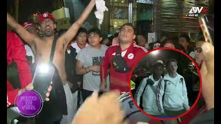 Hinchas peruanos reciben entre cánticos a la Bicolor para el partido ante Bolivia [upl. by Ahcsropal95]