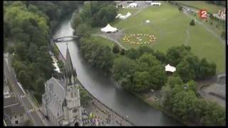 Tour de France à Lourdes en 2011  800 jeunes de Strasbourg forment une étoile dans le sanctuaire [upl. by Pufahl]