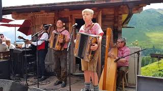 Ursprung Buam mit dem kleinen Franz und den Zellberg Buam spielen die Tiroler Buam Polka [upl. by Eisenberg553]