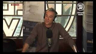 Il cappotto di Epifanio Antonio Albanese ospite a Deeay chiama Italia Radio deejay [upl. by Aphrodite]