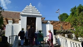 Makam Sunan Giri  Gresik [upl. by Lebyram79]