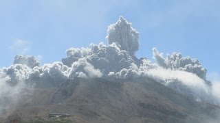 御嶽山噴火活動続く 山頂などに一時２５０人 Central Japan volcano Mt Ontake erupts [upl. by Eliathan921]