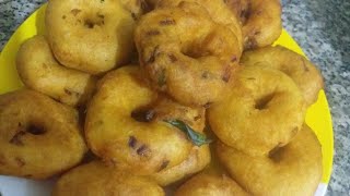 VadaUzhunnuvadaMedhu vada ഉഴുന്നുവടയു ചമന്തിയും ഉണ്ടാക്കാംKerala style Uzhunnuvadafathis vlog [upl. by Cecilius474]