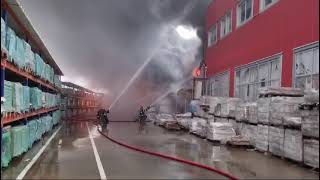 Craiova Incendiu puternic la un depozit de materiale de construcții [upl. by Rachel]