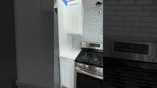 This backsplash features a modern design with rectangular pieces in glass backsplash diy [upl. by Notluf]