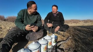 Uighurs make delicious food in the Taklimakan Desert [upl. by Atnas]