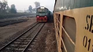 Karakoram Express Overtakes Pakistan Express at Gojra [upl. by Leta]