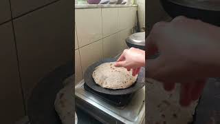 bajrichi bhakri kashi banvaychi yotubeshort youtubekhandeshibhakari bajarikhandeshimulgifood [upl. by Jez400]