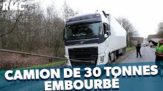 Un camion de 30 tonnes embourbé [upl. by Nireil]