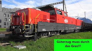 Buchs SG🇨🇭 Güterzug wird aus Ladegleis duch das Gras gezogen mit SBB Aem 940 010 Hybridlok [upl. by Cyna]