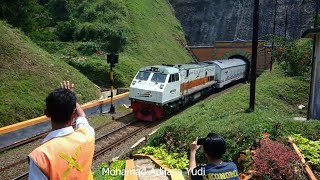 Kereta Api lewat Terowongan terpanjang di indonesia [upl. by Milstone75]