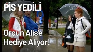 Orçun Alise Hediye Alıyor  Pis Yedili 86 Bölüm [upl. by Angelique80]