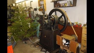 Stationärmotor beleuchtet Weihnachtsbaum mit Tropfölern [upl. by Aleyak]