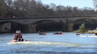 Barca si Ribalta nel Tevere Capodanno Prima del Tuffo di Mister OK [upl. by Dagall]